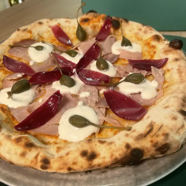 Pizza classica con prosciutto cotto, cipolla rossa e capperi