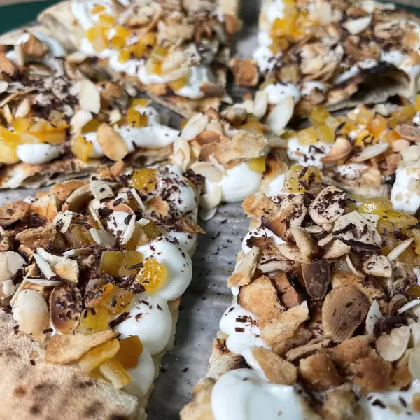 Pizza dolce con crema, mandorle e cioccolato