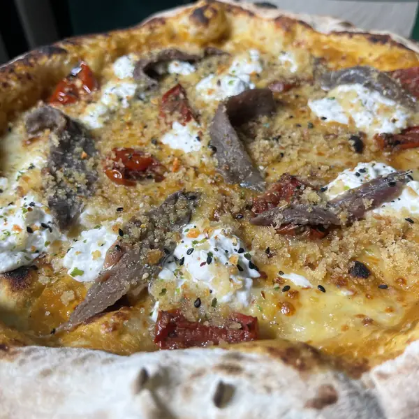 Pizza di mare con acciughe, stracciatella e mollica tostata