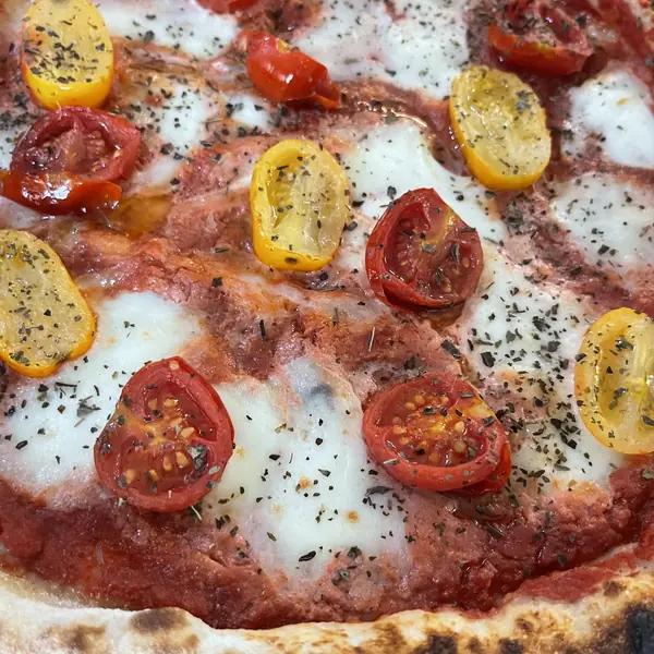 Pizza napoletana con datterino rosso e giallo