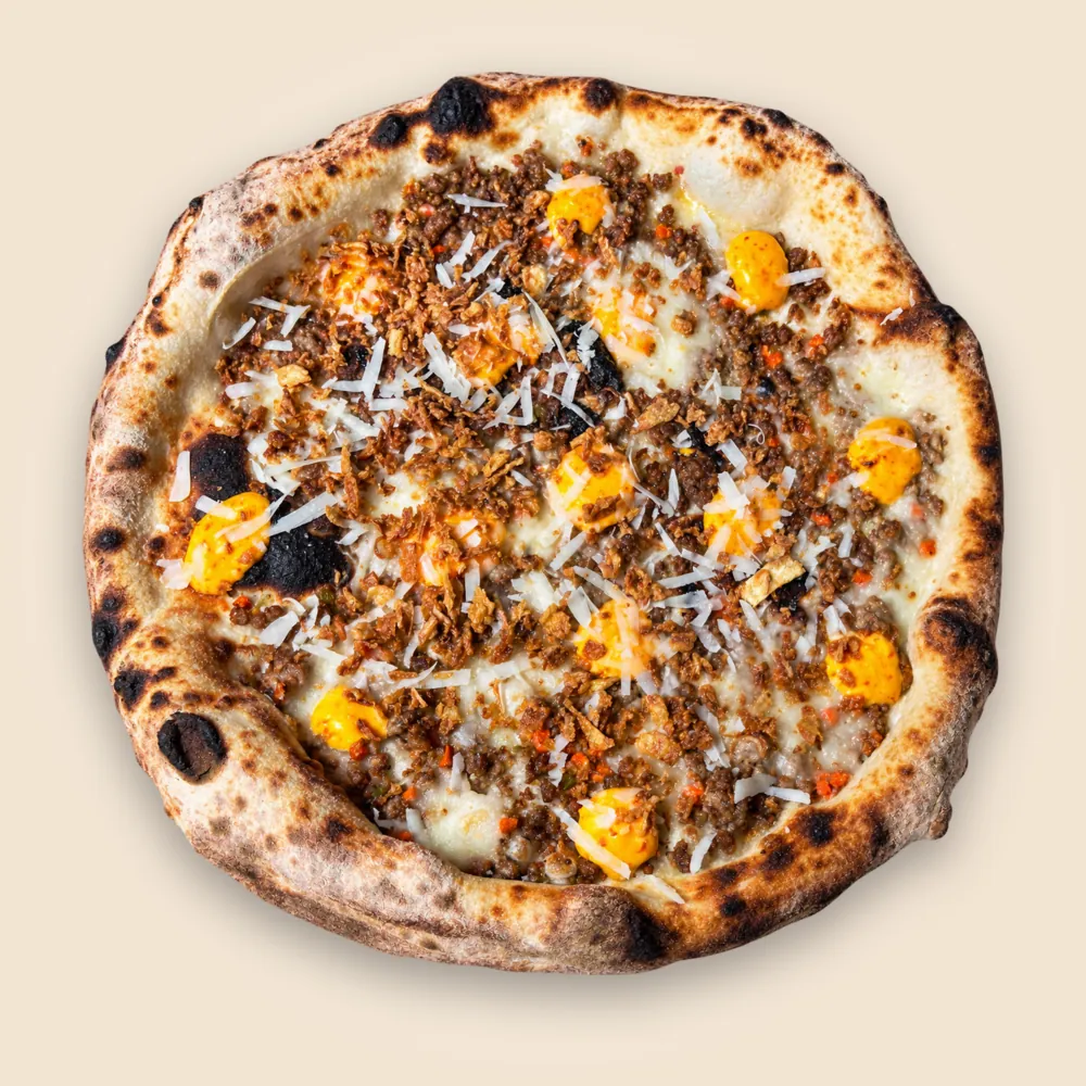 La Pizza dello Stretto: ragù bianco di maialino nero, maionese di 'nduja e cipolla croccante